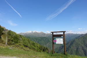 イタリアスイスの国境にあるアルプス